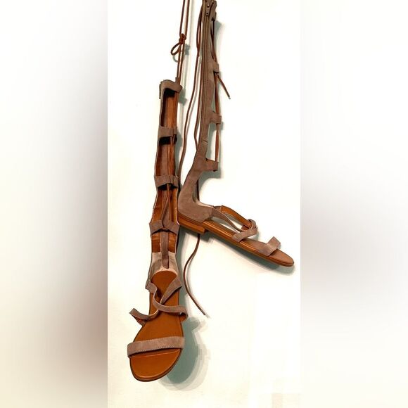 SEYCHELLES Gladiator Sandal in Taupe Faux Suede Size 9 NWOT - Picture 2 of 3